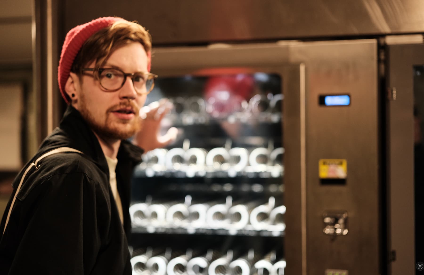 Felix S. Schulz vor einem Warenautomaten